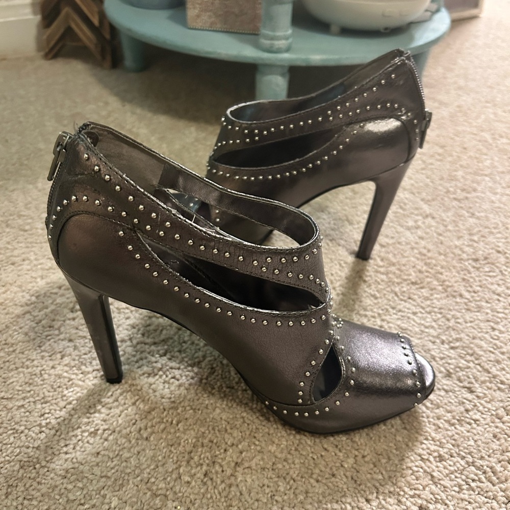 Carlos by Carlos Santana studded cutout platform peep-toe ankle heels 7.5